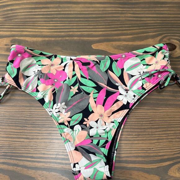 Roxy PT BEACH CLASSICS MOD
LACE Up bikini bottom size large - Picture 2 of 4